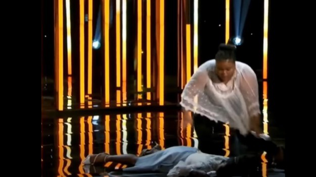 RMF Extra: Uczestniczka telewizyjnego show zemdlała na scenie. Kobieta uderzyła głową o ziemię. Jurorzy byli przerażeni [WIDEO]