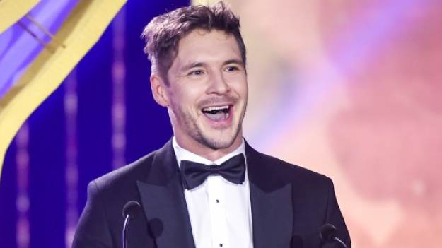 RMF Extra: Mikołaj Roznerski i nowy, serialowy romans? Obok niego: kolejna bohaterka! Tak pozował na planie "M jak miłość"