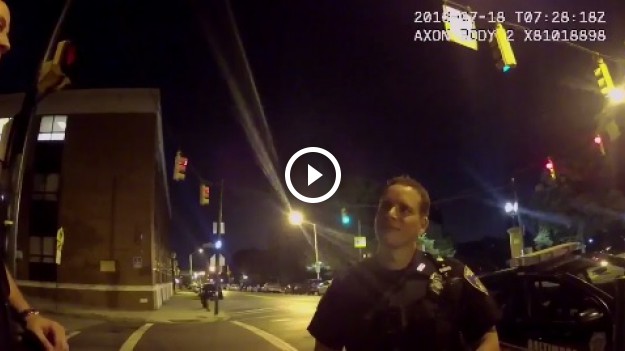 RMF Extra: #PokemonGO: Chłopak chciał złapać Pokemona i wjechał w...radiowóz!