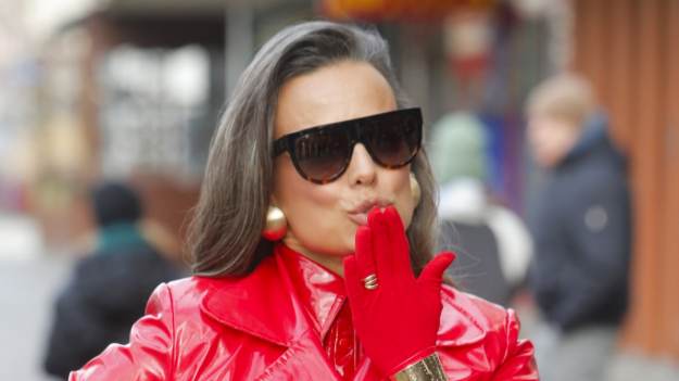 RMF Extra: Anna Mucha pozuje w sukni z głębokim dekoltem. "Kwintesencja kobiecości"