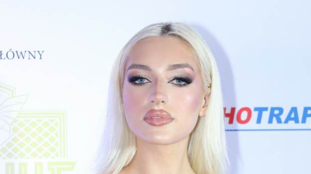 RMF Extra: Caroline Derpienski w odważnej sukience. Internauci nie dowierzają, że aż tyle odsłoniła: "Patologia"