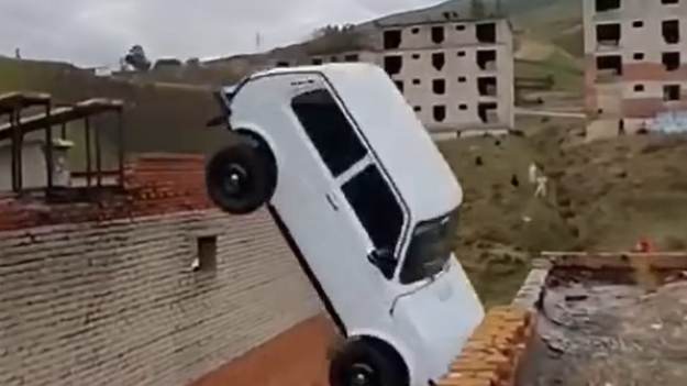 RMF Extra: Chciał przeskoczyć samochodem z jednego dachu na drugi. Runął z trzeciego piętra [WIDEO] 