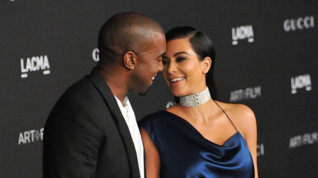 RMF Extra: Kim Kardashian i Kanye West razem na scenie! Celebrytka pojawiła się w sukni ślubnej