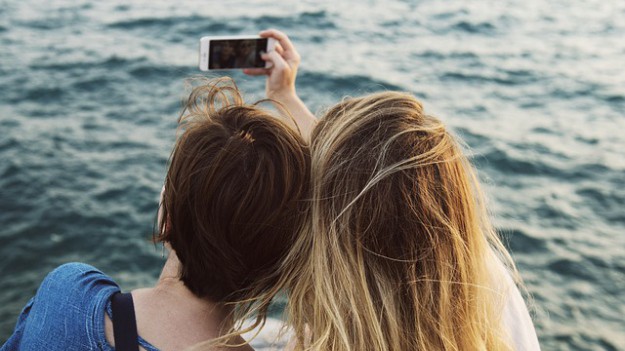 RMF Extra: Zdjęcia z wakacji mogą denerwować Twoich znajomych! Sprawdź, dlaczego!