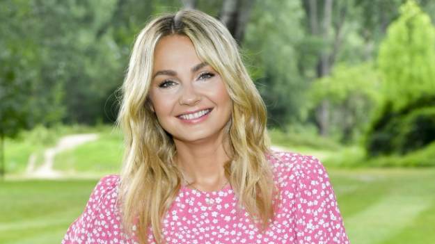 RMF Extra: Małgorzata Socha zadała szyku na najnowszej sesji foto. Kreacja "z piórami" przyciąga wzrok! "Milion dolarów"