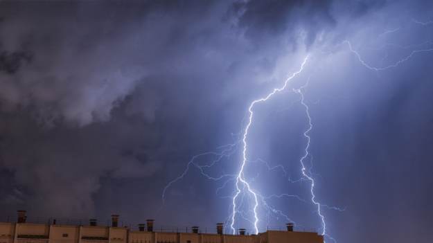 RMF Extra: Nadchodzą burze z gradem. Synoptycy ostrzegają! Wydano alerty pierwszego stopnia