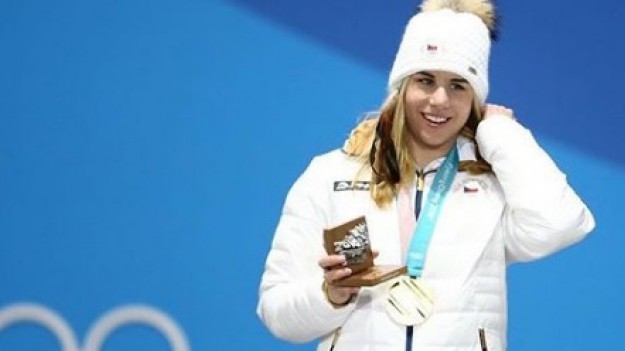 RMF Extra: Ester Ledecka: Wygrała złoto w supergigancie jadąc na pożyczonych nartach! Potem świętowała w... KFC!