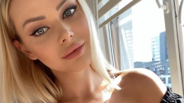 RMF Extra: Ola Ciupa prosto z jacuzzi! Modelka śmiało prezentuje biust w różowym bikini