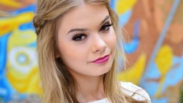 RMF Extra: Julia Wróblewska wybiera sukienkę na studniówkę! Która najlepsza? 