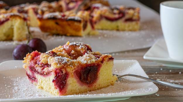 RMF Extra: Ciasto „jadą goście”. Ucierane ze śliwkami przygotowuję w mig 