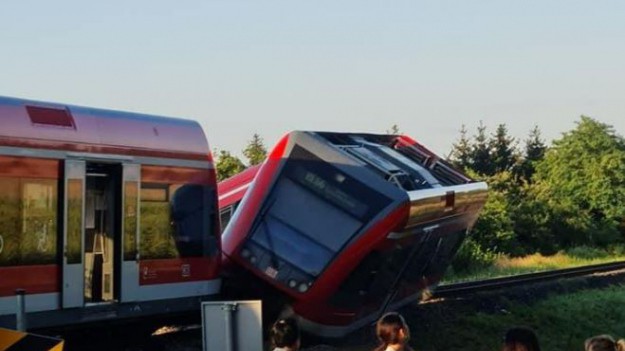 RMF Extra: Groźny wypadek kolejowy w Kołbaskowie. Pociąg uderzył w ciężarówkę. 8 osób zostało rannych [ZDJĘCIA]