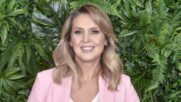 RMF Extra: Ewa Wachowicz na zdjęciach sprzed 30 lat! Tak prezentowała się jako Miss Polonia. "Nadal niezaprzeczalnie piękna" - komentują internauci [ZDJĘCIA]