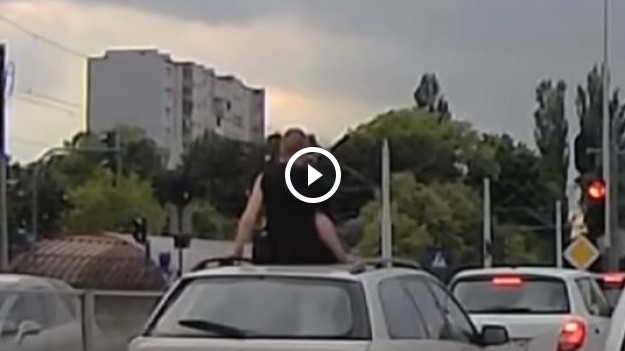 RMF Extra: Pasażer samochodu wychylał się przez okno. Potem kontynuował podróż na dachu pojazdu [WIDEO]