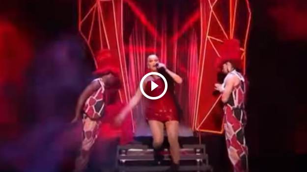 RMF Extra: Anne-Marie spadła ze schodów w trakcie występu! Szok na gali BRIT Awards [WIDEO]