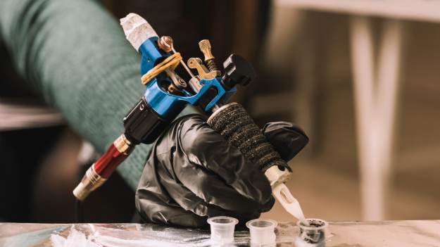 RMF Extra: Zamiast chodzić na siłownię, wytatuował sześciopak. Efekt podzielił internautów [WIDEO] 