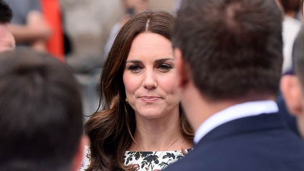 RMF Extra: Księżna Kate porzuciła garsonki i idealne suknie. 39-latka postawiła na świąteczny luz! "Zniewalająco" [FOTO]