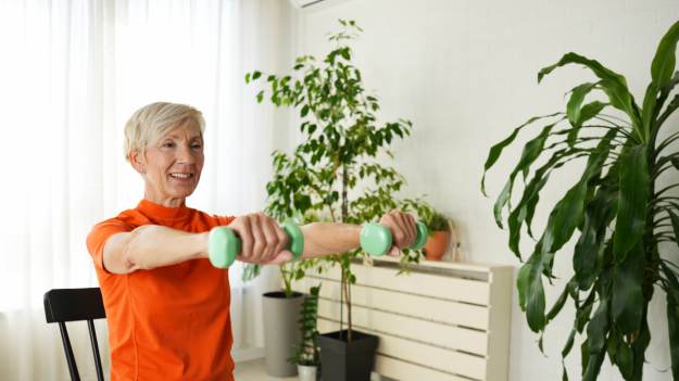 RMF Extra: Wystarczy zwykłe krzesło. To najlepszy sposób na płaski brzuch dla osób po 65. roku życia