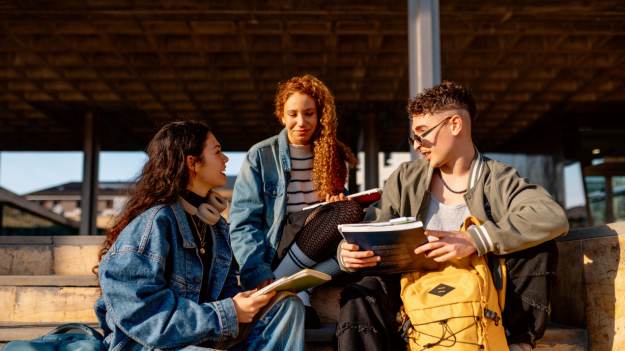 RMF Extra: Te zwroty powalczą o tytuł Młodzieżowego Słowa Roku 2025. Podano oficjalną listę