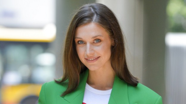 RMF Extra: Julia Kamińska w prześwitującym stroju. Fani: "Zbieram szczękę". Gwiazda serialu "BrzydUla" zachwyca! [ZDJĘCIE]