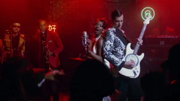 RMF Extra: Mark Ronson: I Can't Lose. Gangsterzy, podejrzane kluby i Keyone Starr w nowym teledysku Ronsona! Zobacz wideo 