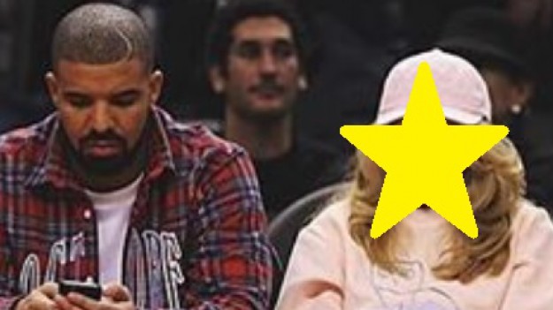 RMF Extra: Drake przyłapany z blond pięknością na meczu koszykówki! 