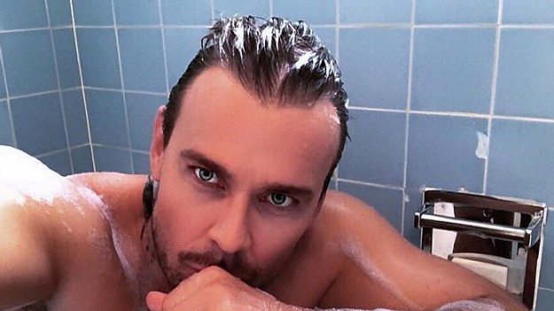 RMF Extra: Dawid Woliński pozuje nago w wannie. Pokazał za dużo?