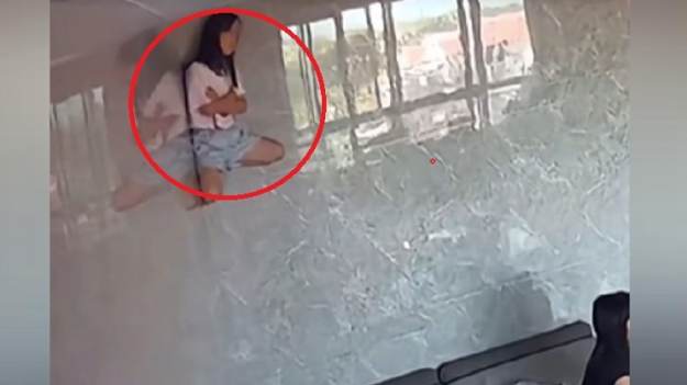 RMF Extra: 8-letnia dziewczynka zawisa pod sufitem. Jej "moce" zadziwiają internautów [WIDEO]