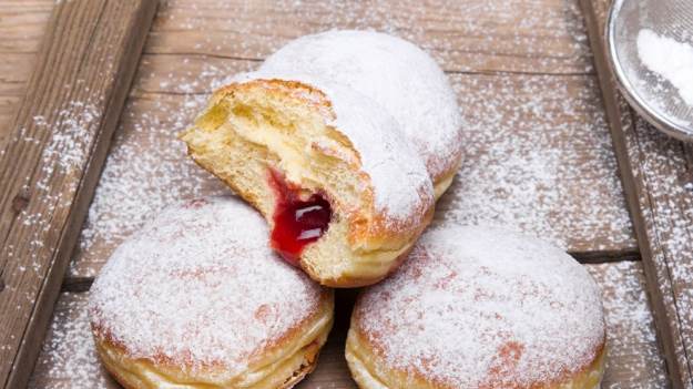 RMF Extra: Pączki z marmoladą. Prosty przepis na smaczne słodkości! Jakie składniki będą potrzebne?