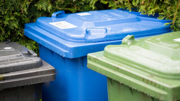 RMF Extra: Bank wyrzucił dokumenty klientów na śmietnik. Tysiące danych osobowych znalazło się na ulicy