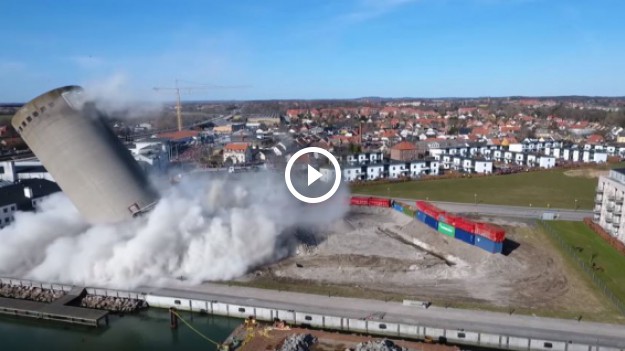 RMF Extra: 53-metrowy silos runął w nie tę stronę. Zawalił się na bibliotekę, katastrofę sfilmował dron