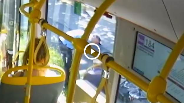 RMF Extra: Bohaterska postawa kierowcy. Zatrzymał autobus, aby pomóc rowerzyście [WIDEO]