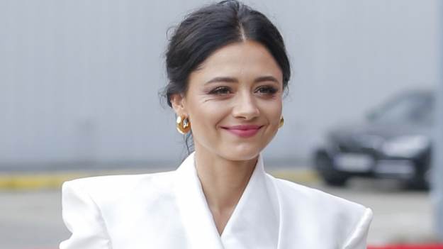 RMF Extra: Adriana Kalska w wakacyjnym wydaniu. Krótka, różowa sukienka odsłoniła opalone ciało aktorki. "Jaka Dżaga" [ZDJĘCIA]