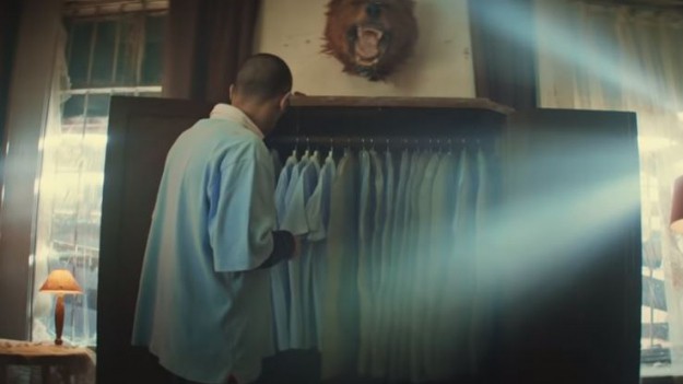 RMF Extra: Quebonafide oprowadził fanów po "swoim" domu. Pokazał zawartość garderoby