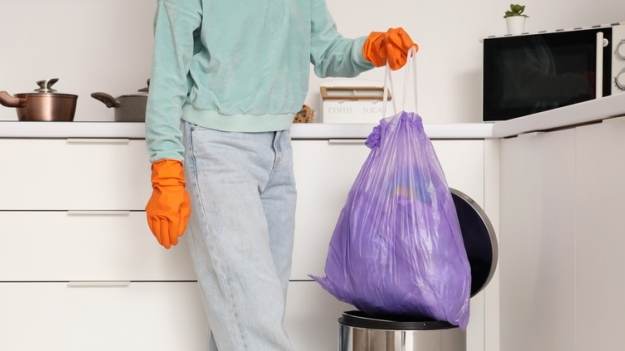 RMF Extra: Fioletowe worki na śmieci w jednym z miast. Co do nich wrzucać?