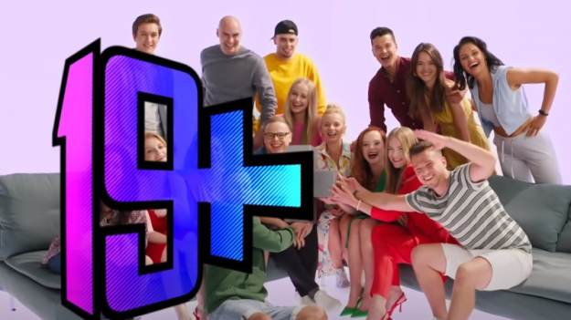 RMF Extra: Gwiazda serialu "19+" ogłasza ciążę! Pozuje w skąpym body, pokazując brzuszek i USG [FOTO]