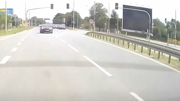 RMF Extra: "Przeleciał" samochodem obok jadącego pojazdu. Sceny niczym z filmu akcji pod Warszawą! [WIDEO]