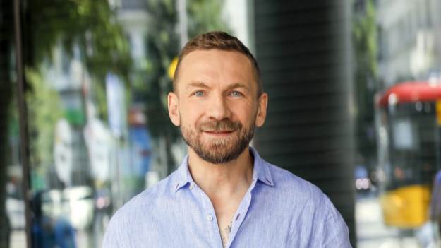 RMF Extra: Przemek Kossakowski ma zęby Michała Wiśniewskiego?! "Z czasów pracy w telewizji zostało mi trochę pamiątek" [FOTO]