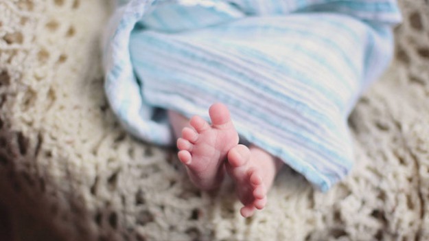 RMF Extra: Nie leczyli noworodka, bo "Bóg nie popełnia błędów". Dziewczynka umarła w męczarniach