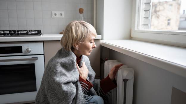 RMF Extra: Jak zatrzymać ciepło w mieszkaniu? Prosty patent z kuchni na zimę