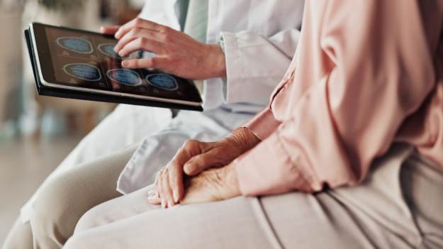 RMF Extra: Demencja daje o sobie znać nawet 25 lat wcześniej. Wystarczy jedno badanie krwi, by ją wykryć