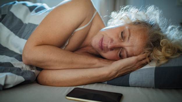 Czy można spać z telefonem w łóżku? Lepiej nie..