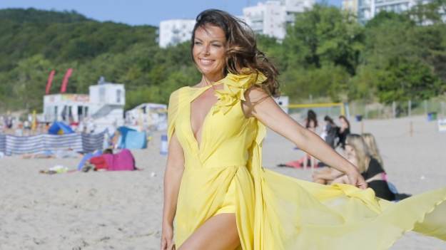 RMF Extra: Katarzyna Glinka w stroju kąpielowym. Gwiazda "Barw szczęścia" wybrała się na wakacje bez dzieci 