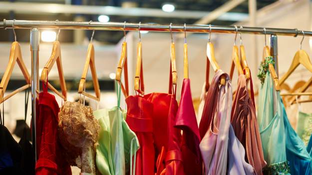 RMF Extra: Jak ubrać się na wesele? Trzy kolory, których trzeba unikać - rady ekspertki podzieliły internautów