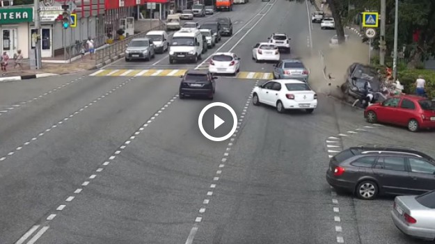 RMF Extra:  Dramatyczne video: Taksówkarz nie spał od dwóch dni, zasnął i wjechał w grupę przechodniów. Są ofiary śmiertelne