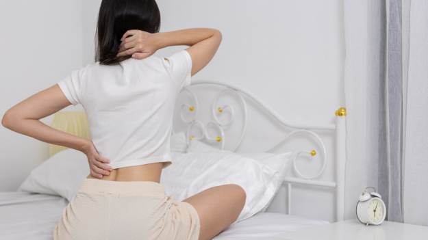 RMF Extra: Śpisz na brzuchu? To najkrótsza droga do problemów z plecami. Sprawdź, dlaczego