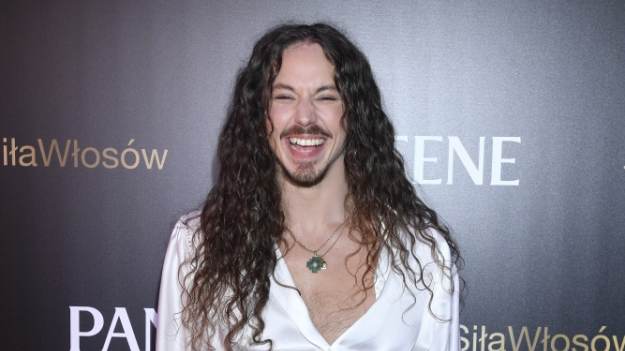 RMF Extra: Michał Szpak w krótkich włosach jest nie do poznania. Co za metamorfoza [ZDJĘCIA]
