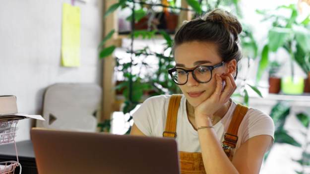 RMF Extra: "Bare minimum Monday", "quiet quitting" czy "snail girl" - tak pracuje Gen Z