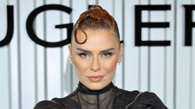 RMF Extra: Natasza Urbańska odważnie pozuje z nagim biustem. "Petarda" [ZDJĘCIA]