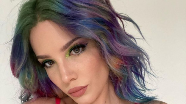 RMF Extra: Halsey urodziła! Piosenkarka pochwaliła się uroczym rodzinnym kadrem i zdradziła imię dziecka