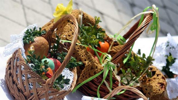 RMF Extra: Tradycyjna święconka: Co wkładamy do wielkanocnego koszyczka?
